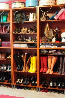 Голям отворен шкаф за съхранение на дрехи и обувки