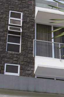 Изправена каменна светлина