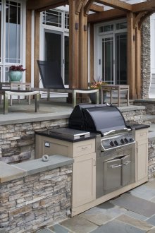 Облицован камък на вътрешния двор