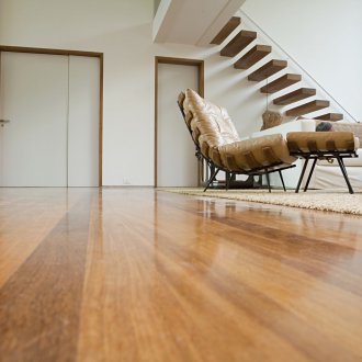 Laminate di lantai konkrit di dalam rumah