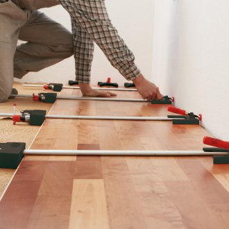 Laminate dengan penyokong gabus di lantai konkrit