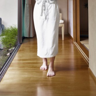 Laminate pada lantai konkrit yang hangat