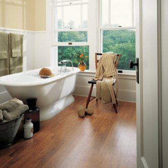 Laminate di lantai konkrit di bilik mandi