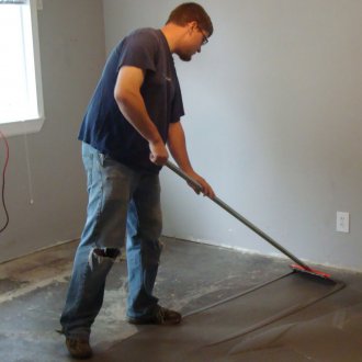 Meratakan lantai konkrit di bawah lamina