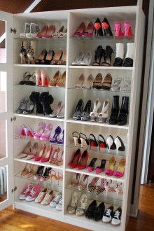 Голям шкаф със стъклени рафтове за обувки