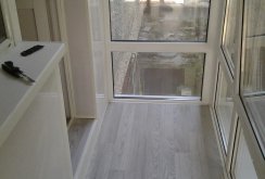 Laminated bleached oak on the balcony