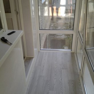 Ламиниран избелен дъб на балкона