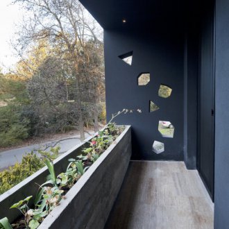 Бял ламинат на балкона