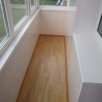 Ламиниран дъб на балкона