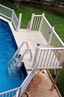 Стълба на басейна с платформа