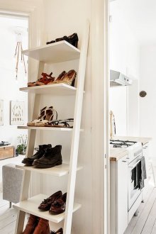 Рафтове за обувки от стълбите