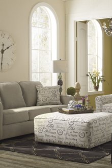 Бял стенен часовник в хола