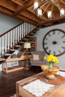 Голям стенен часовник в хола