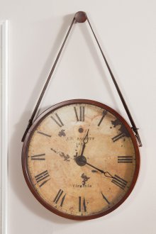 Дървен стенен часовник