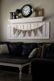 Стенен часовник над дивана