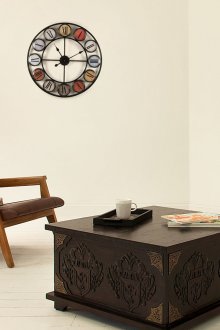 Стенен часовник от ковано желязо в хола