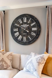 Кръгъл стенен часовник в хола