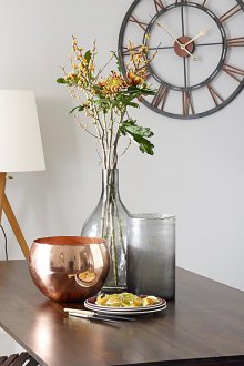 Метален стенен часовник в хола