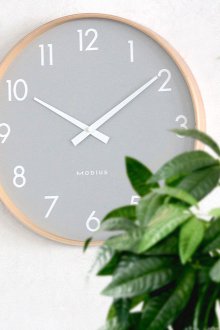 Стенен часовник в хола