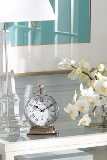 Часовник за маса в хола