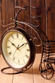 Часовник със стойка във всекидневната