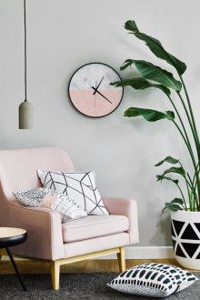 Розов часовник в хола