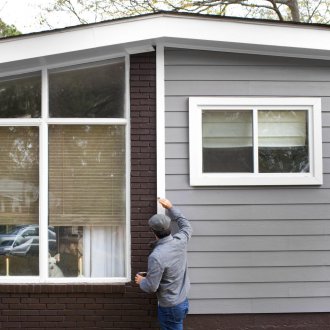 Сива сайдинг блок къща