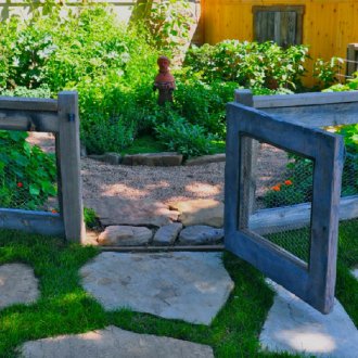 Дървена порта, изработена от мрежа