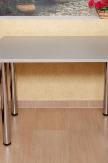 Сива маса за хранене с метални крака