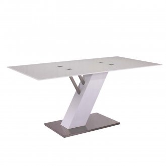 Такава метална маса се вписва перфектно в интериора на високите технологии в кухнята