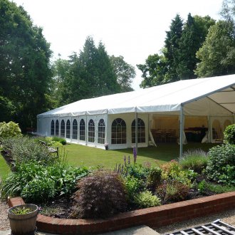 Градинска палатка върху метална рамка