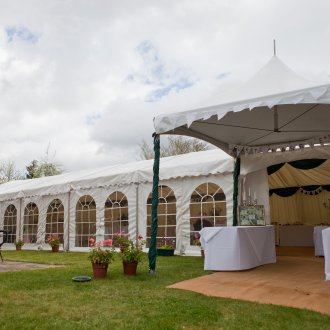 Градинска палатка с прозорци