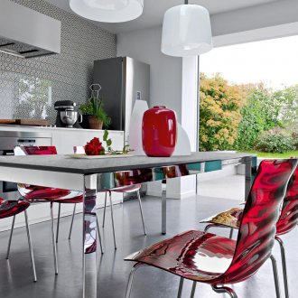 Стилна кухня с метална маса