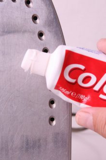 Почистване на ютията с паста за зъби