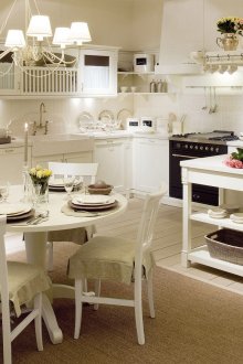 Кръгла бяла дървена маса в кухнята