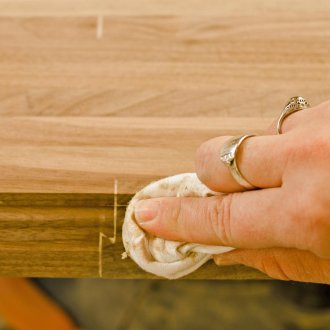 Putty putih di atas kayu