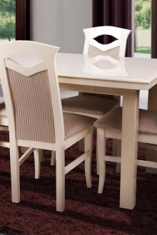 Правоъгълна бежова дървена маса в трапезарията