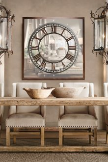 Масивна дървена маса за хранене в готическата трапезария