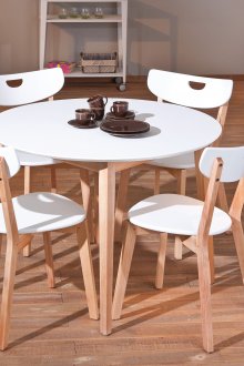 Кухненска маса и столове, изработени от дърво и пластмаса