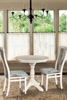 Кръгла бяла дървена маса за хранене в селски интериор