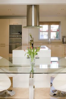 Елегантна стъклена маса за кухнята