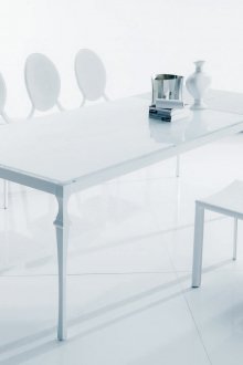 Бяла маса в стил Арт Нуво със стъклен плот
