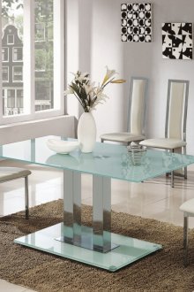 Стилна трапезна маса, изработена от метал и стъкло