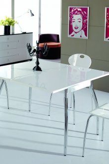 Трапезна маса с метални крака и пластмасов плот