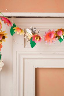 Гирлянда от хартиени цветя