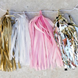 Хартиена гирлянда под формата на помпони