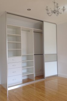 Вграден гардероб бял