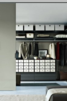 Вграден гланциран плъзгащ гардероб