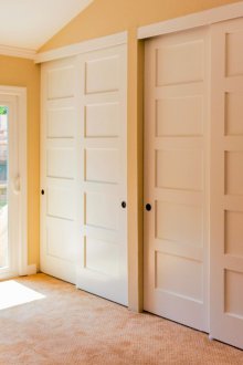 Вграден килер със слепи врати