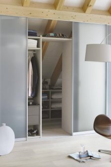 Вграден гардероб с матирано стъкло